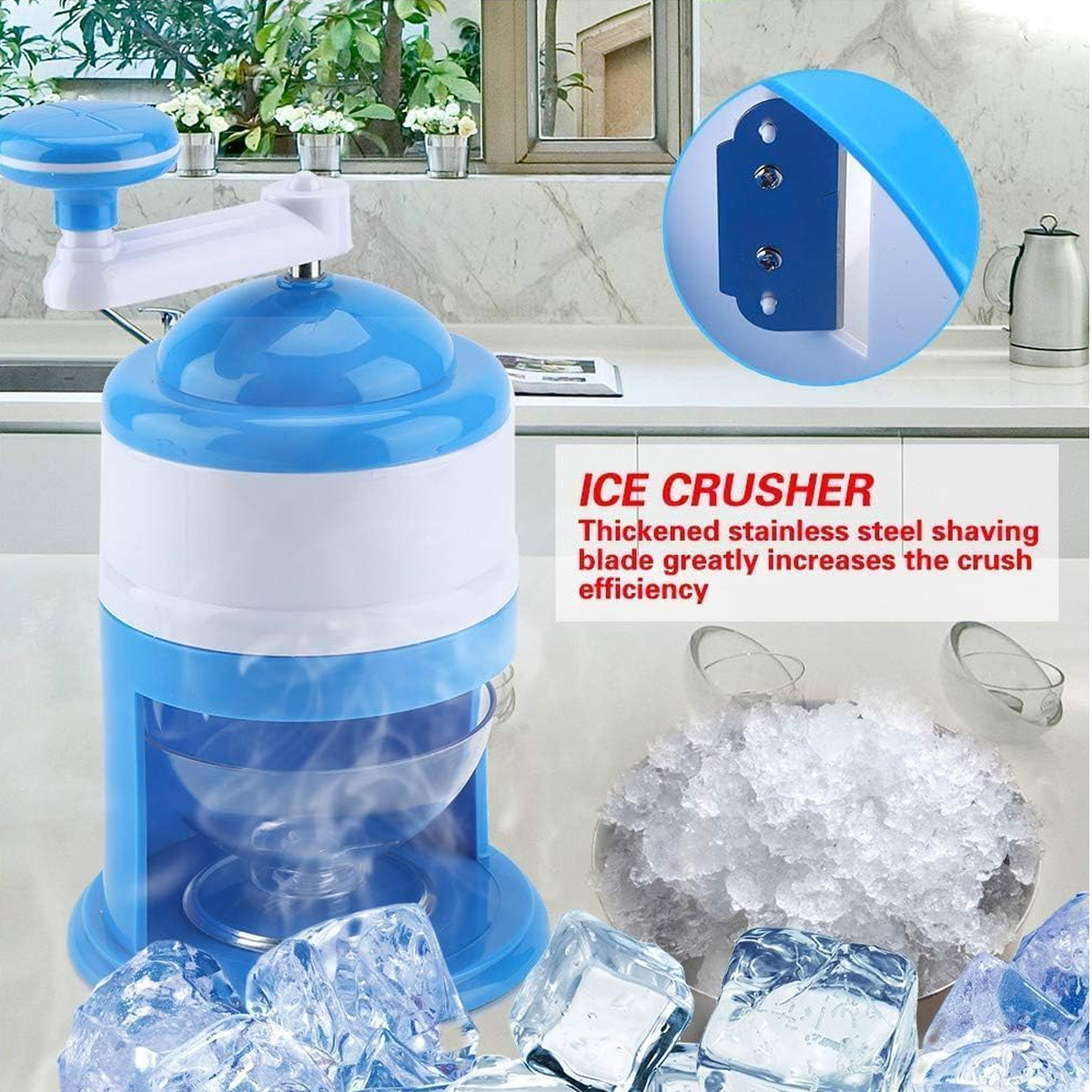 Ein blau-weißer Eiscrusher mit Kurbel steht auf einer Arbeitsplatte mit Eiswürfeln.
