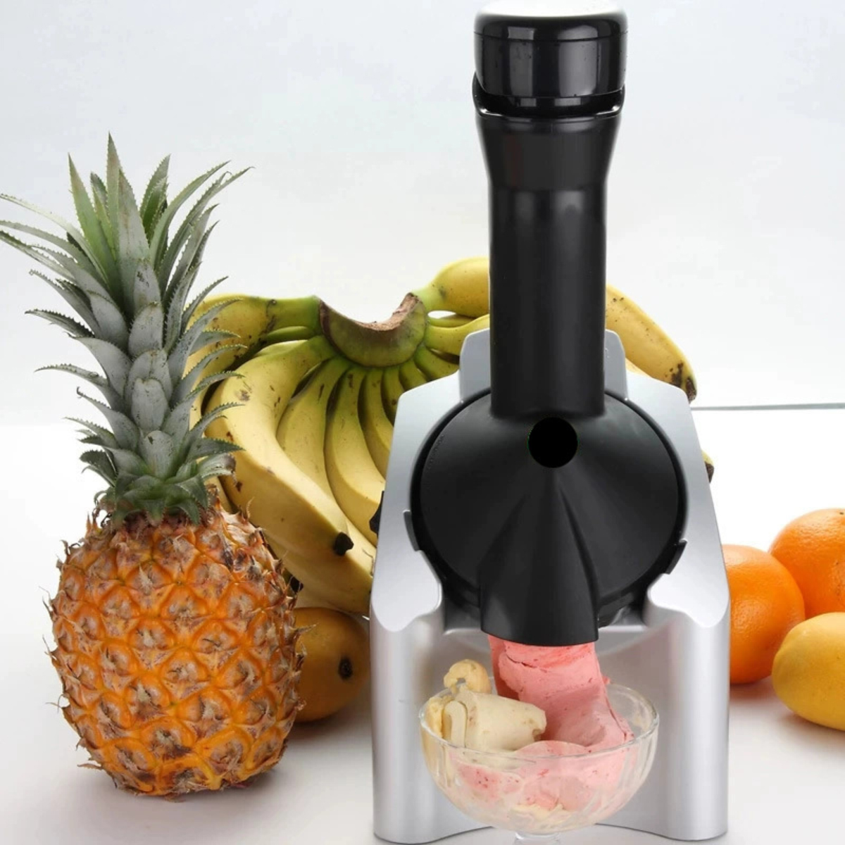 Ein Eisbereiter mit Früchten wie Ananas und Bananen, der Eis ausgibt.