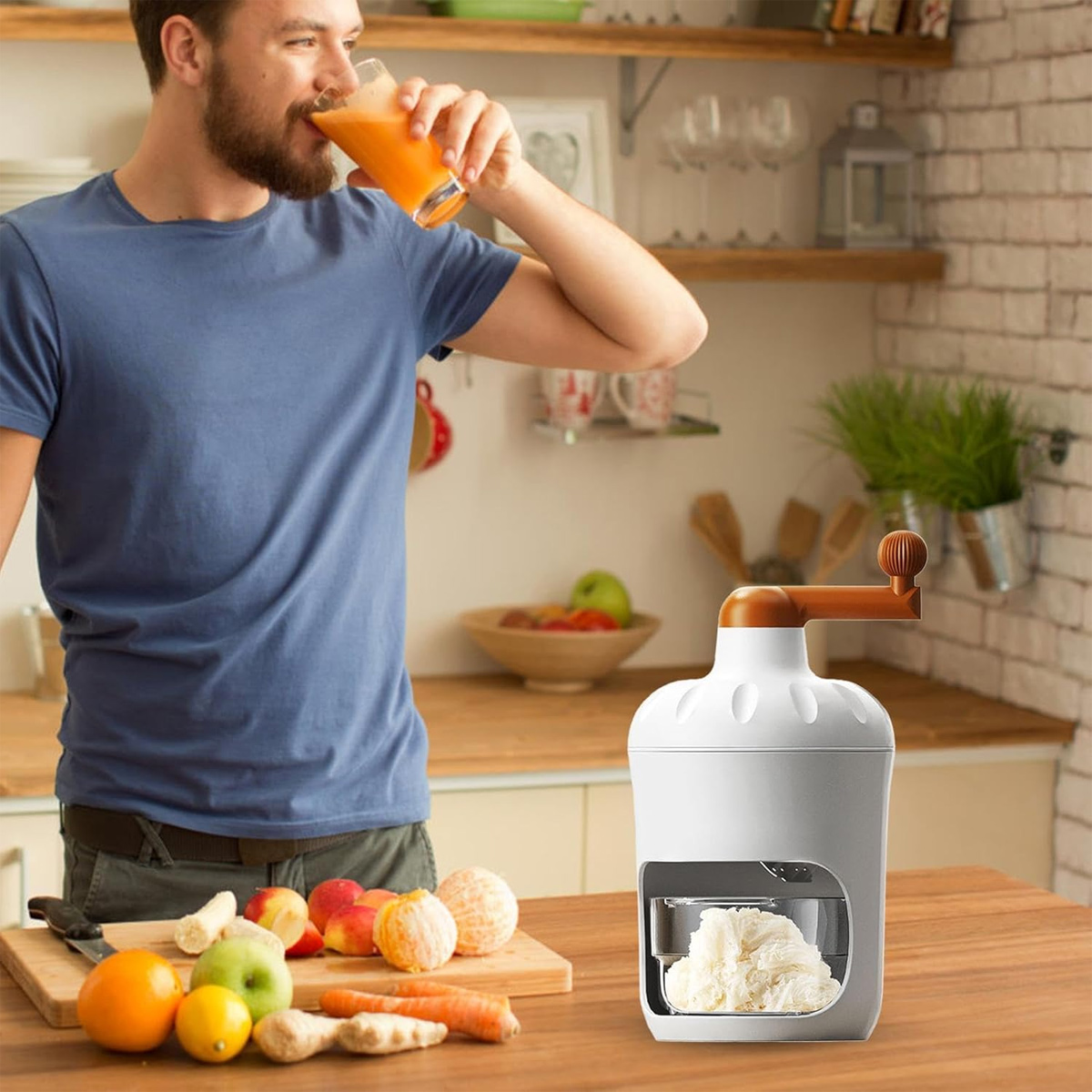 Mann trinkt Saft in Küche mit Obst und Reibe.