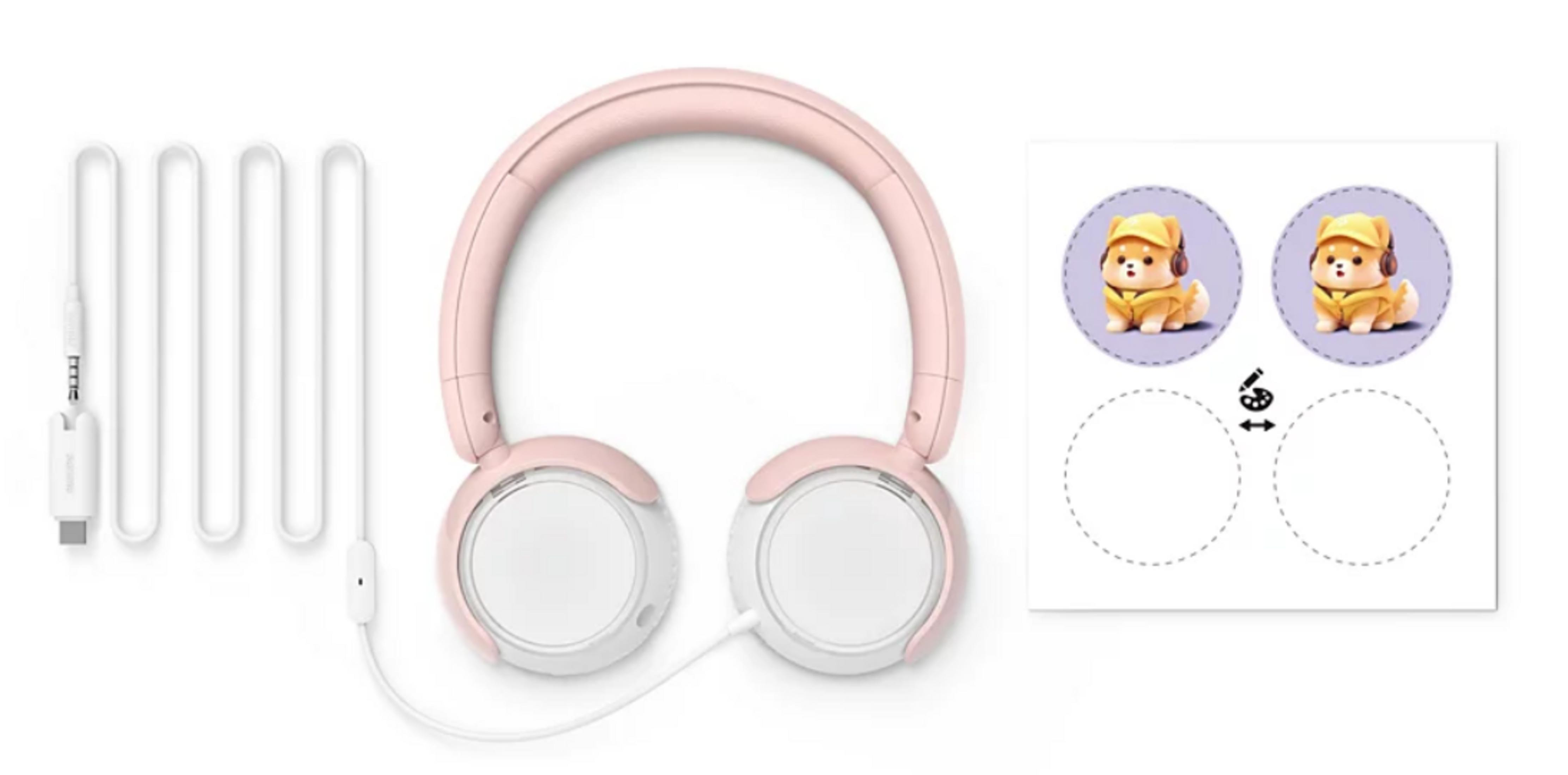 Auriculares rosas con cable blanco y dos pegatinas de perros con chaquetas amarillas.
