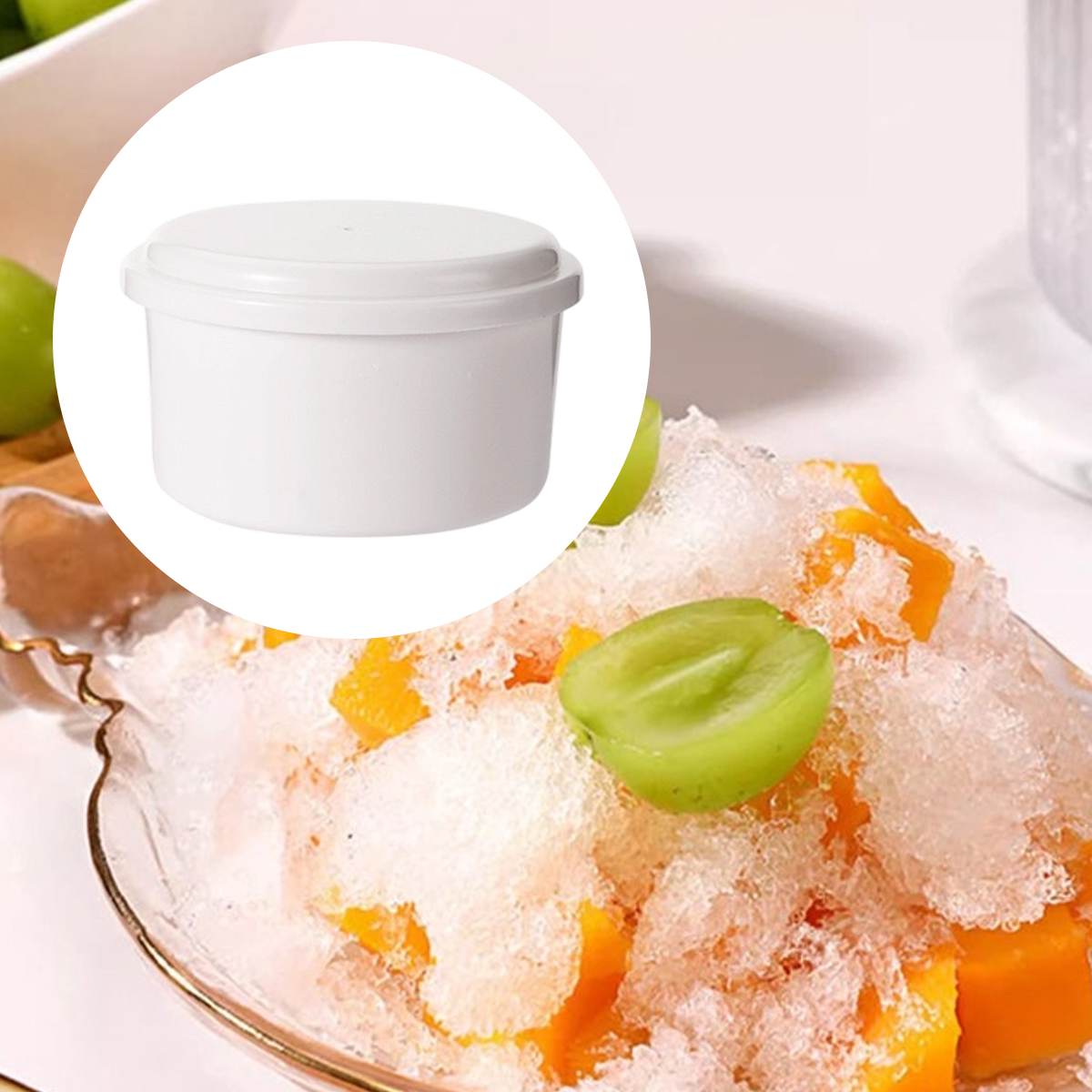 Weiße Schüssel mit Eis, Mango und Trauben. Nahaufnahme.