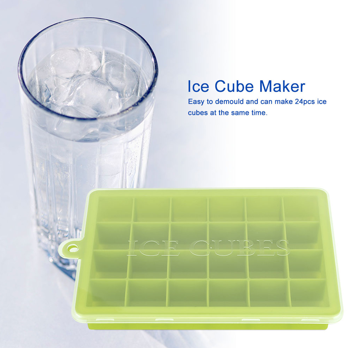 Ein Glas Wasser neben einer grünen Eiswürfelform mit 24 Fächern.
