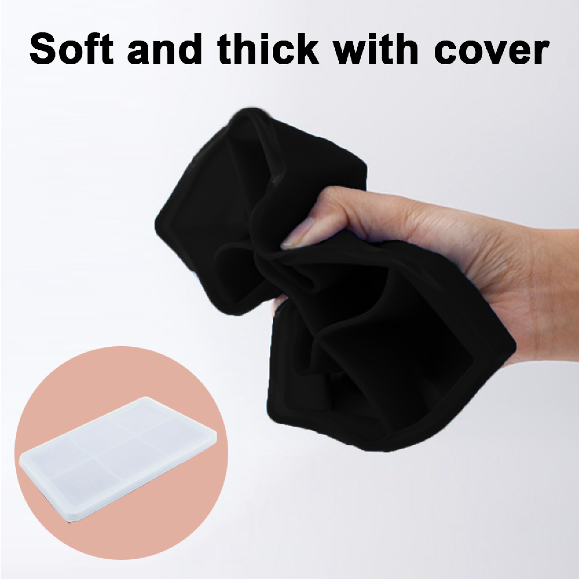 Eine Hand hält eine weiche, schwarze Silikonform mit sechs Würfelfächern.
