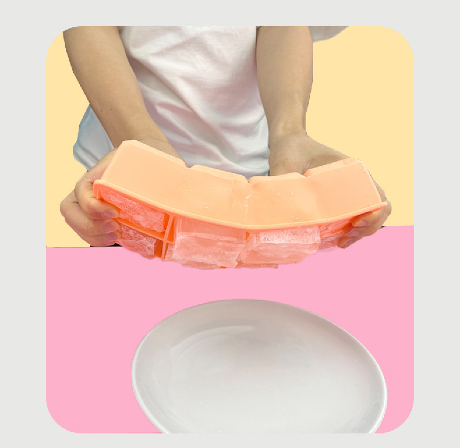 Eine Person hält eine orangefarbene Eiswürfelform mit Eiswürfeln über eine weiße Schüssel.