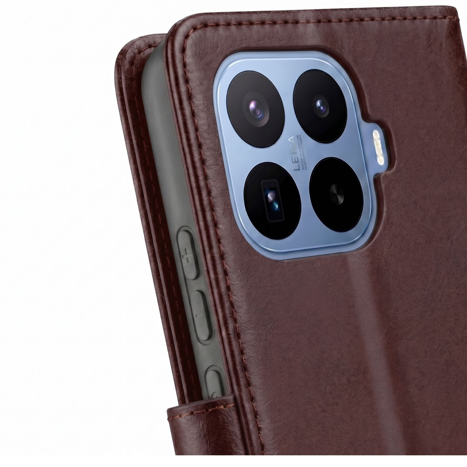 Braune Lederhülle für ein Smartphone mit vier Kameras und Blitz.