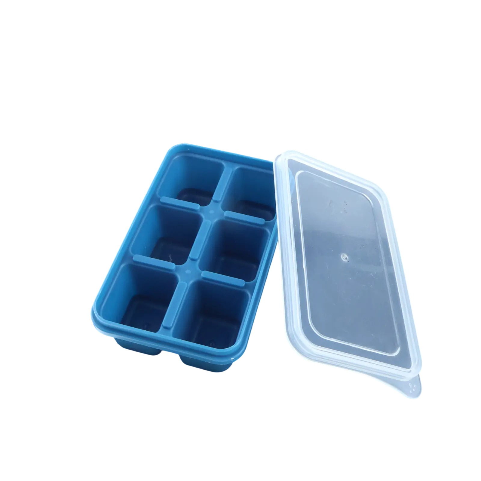 Blaue Eiswürfelform mit sechs Fächern und durchsichtigem Deckel.