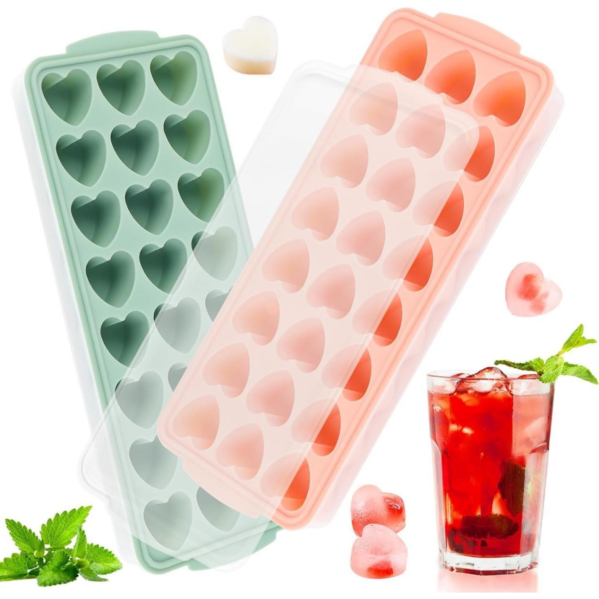 Zwei Herz-Eiswürfelformen, eine grün, eine rosa, daneben ein Glas rotes Getränk.