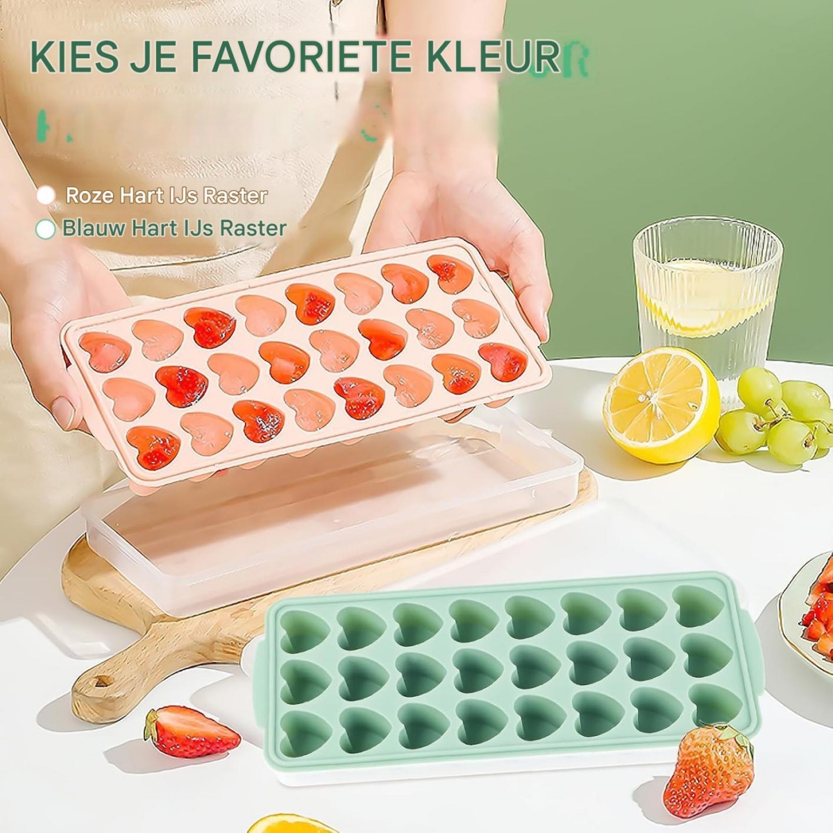 Zwei herzförmige Eiswürfelformen, eine rosa mit Eis, eine mintgrüne leer.