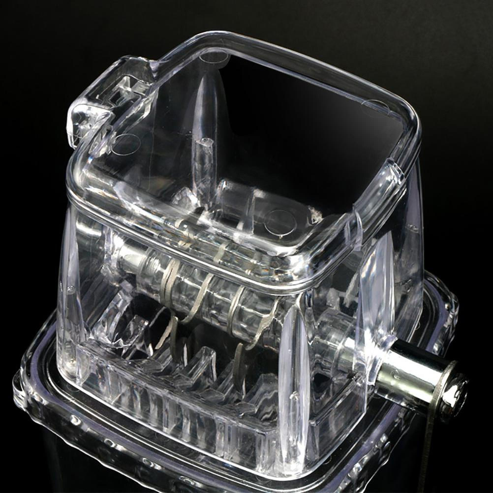 Transparenter Eiscrusher mit silbernem Griff auf schwarzem Hintergrund.