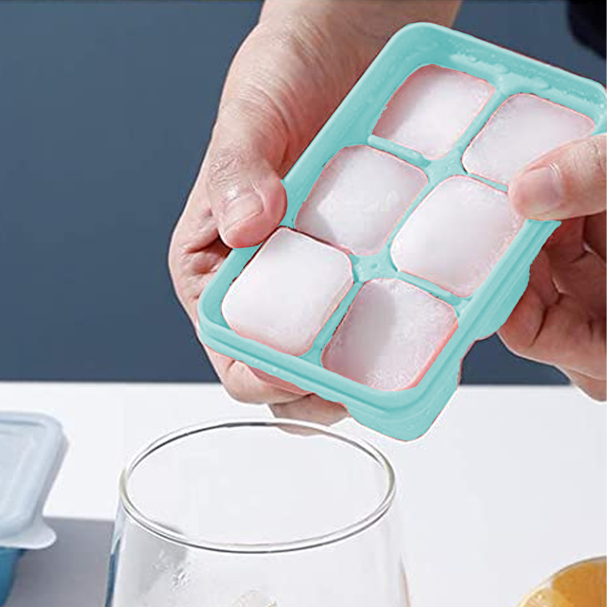 Eine Hand hält eine hellblaue Eiswürfelform mit gefrorenen Eiswürfeln.