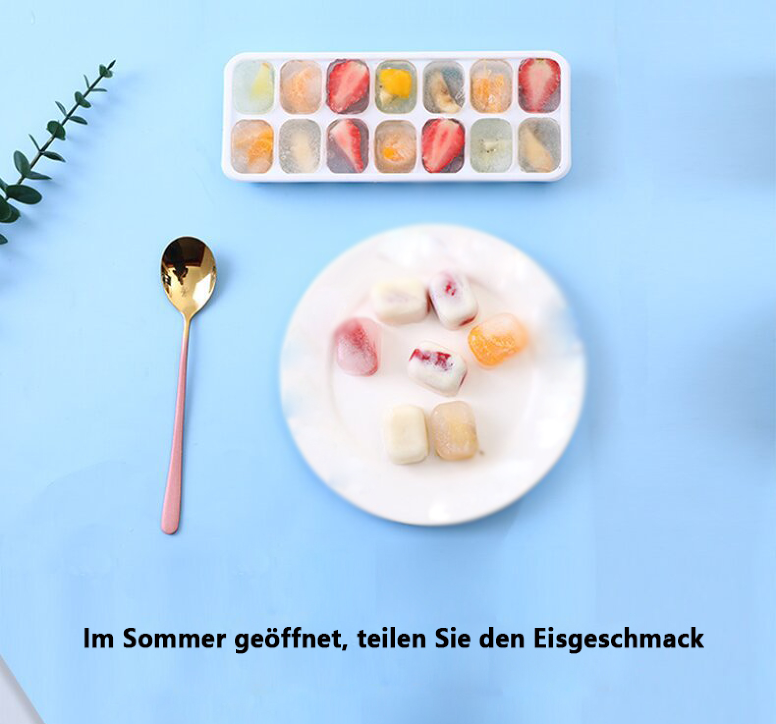 Eiswürfelform mit Früchten, Löffel und 7 Eiswürfeln auf einem Teller.