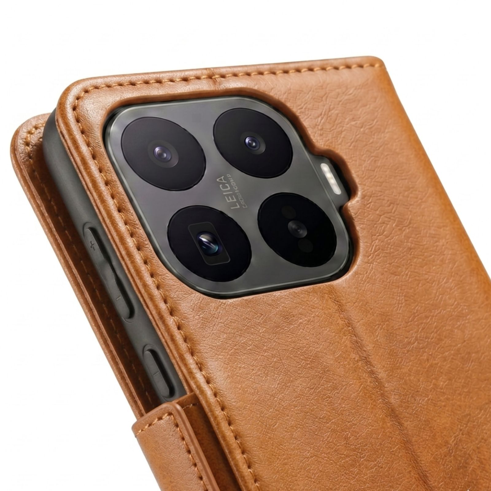 Eine braune Lederhülle für ein Smartphone mit vierfacher Kamera und Leica-Logo.