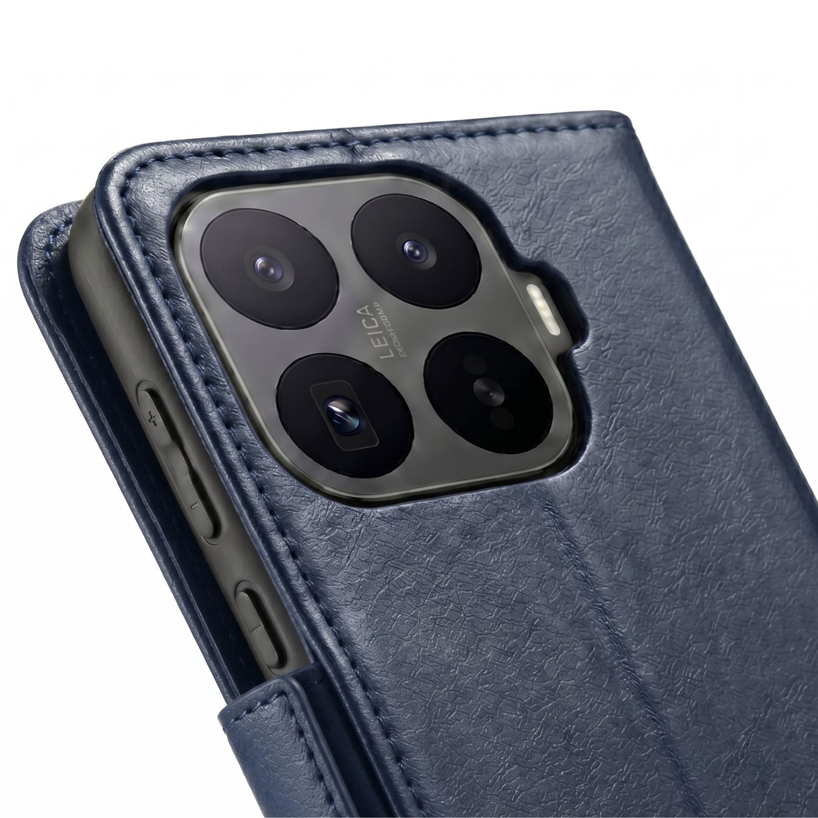 Dunkelblaue Lederhülle mit Smartphone-Kamera und Knöpfen im Detail.