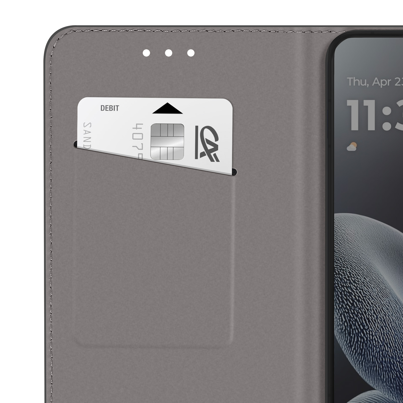 Funda de teléfono gris con ranura para tarjeta que contiene una tarjeta de débito.