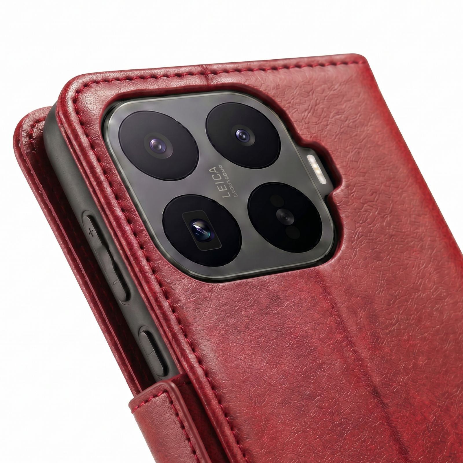 Rote Lederhülle für ein Smartphone mit vierfacher Kamera und Leica-Schriftzug.
