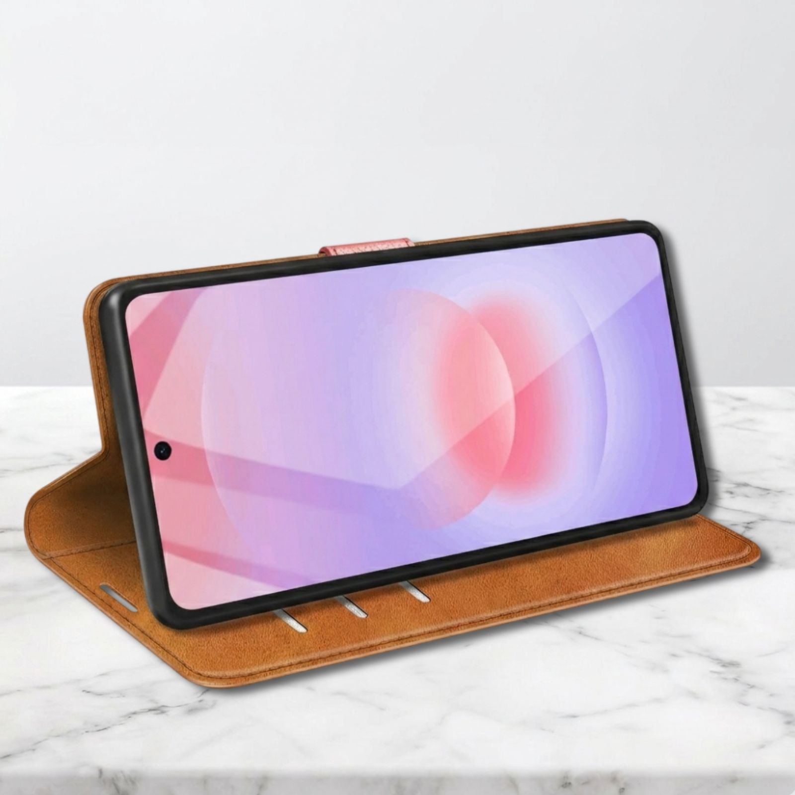 Ein braunes Handy-Flipcase mit einem Smartphone, das einen lila-rosa Hintergrund zeigt.