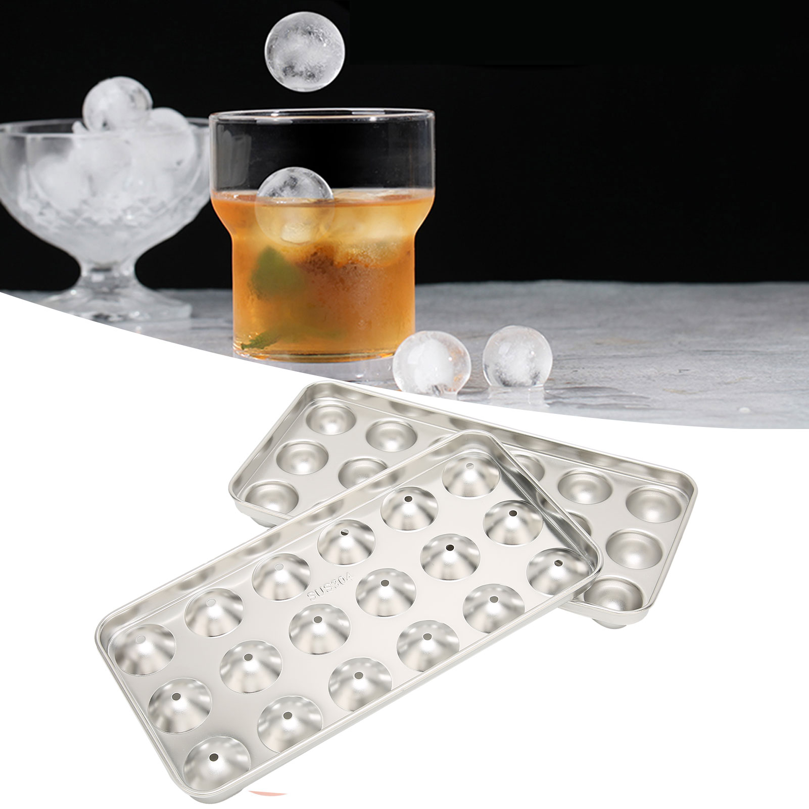 Runde Eisformen und Glas Whiskey mit Eis. Zwei Metall-Eiswürfelformen.