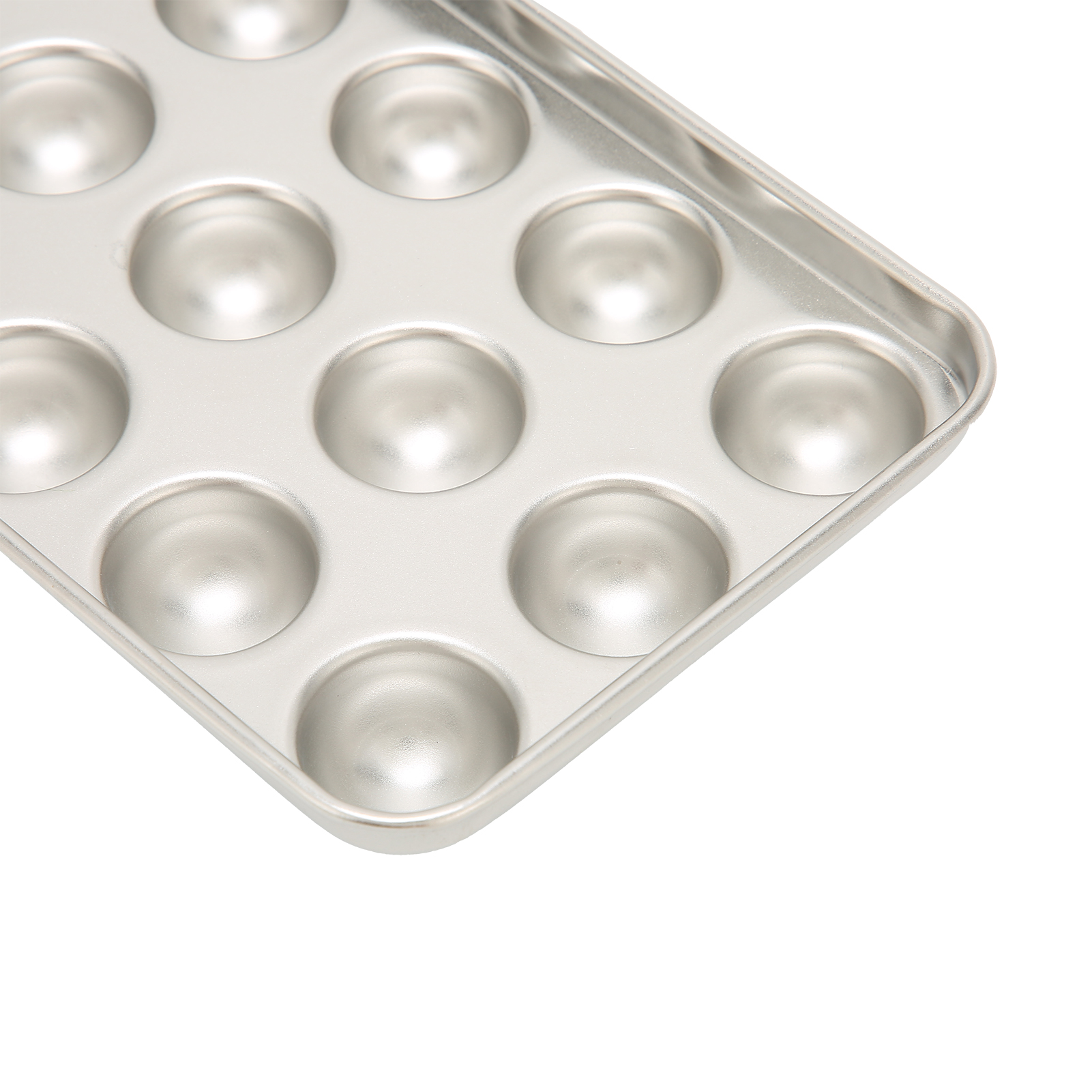 Eine metallene Backform mit 12 halbrunden Vertiefungen für Cupcakes oder Muffins.