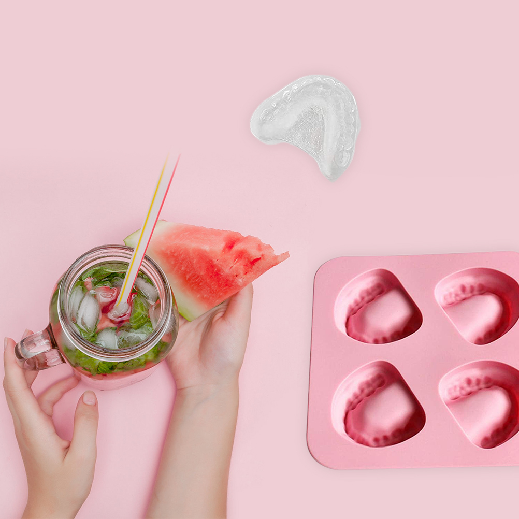 Eine Hand hält ein Glas mit Getränk und Wassermelonenscheibe neben einer rosa Form mit Zahnprofilen.