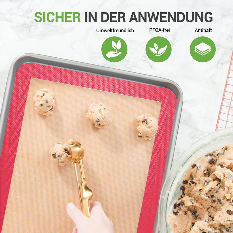 Teigportionierer platziert Keksteig auf Backblech mit Silikonmatte.