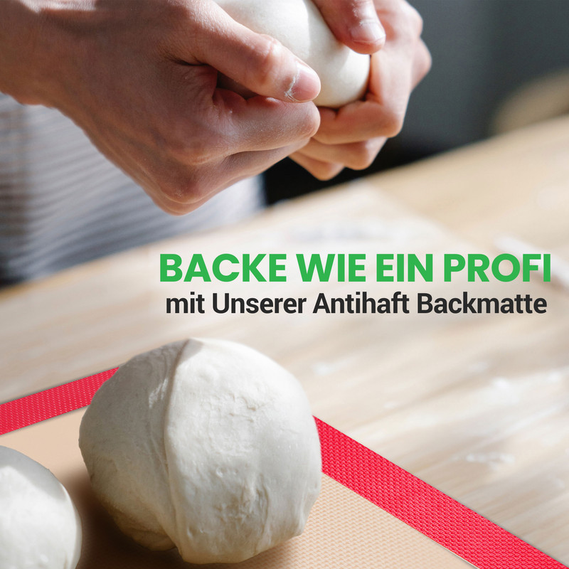 Hände kneten Teig auf einer Backmatte mit roten Rändern.