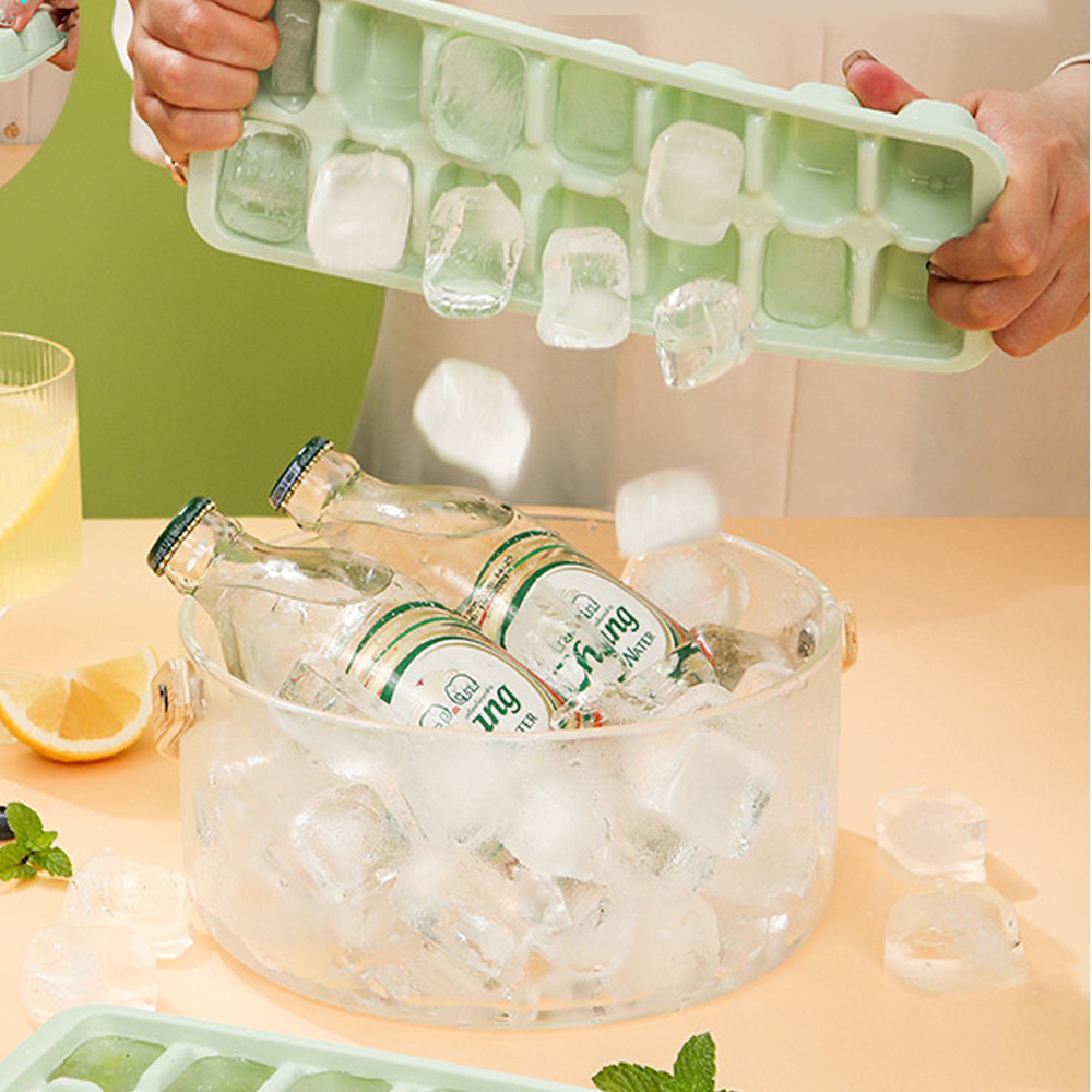 Eiswürfelform wird über ein Glas mit Flaschen und Eis gehalten.