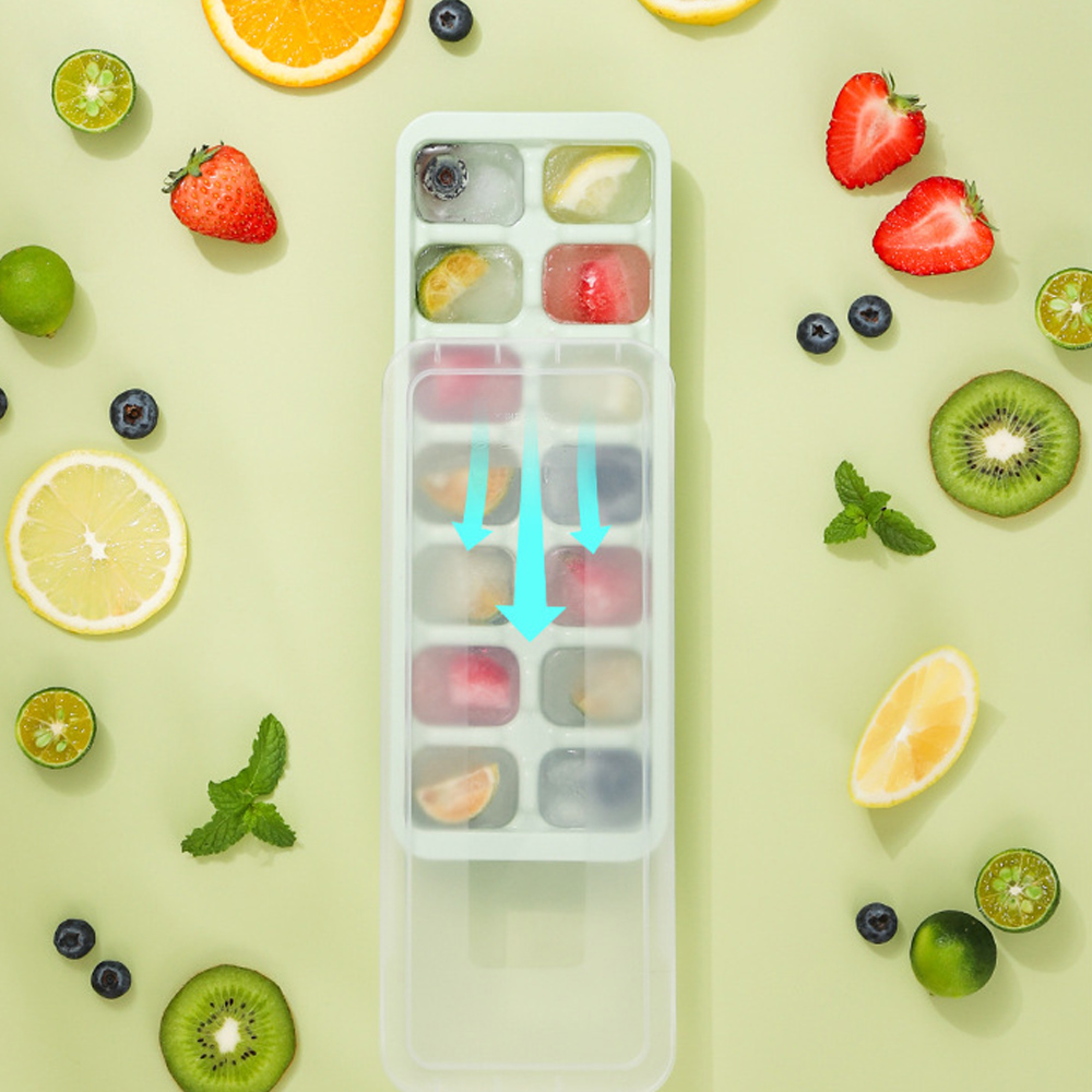 Eiswürfelform mit Früchten wie Blaubeeren, Erdbeeren und Zitronenscheiben.