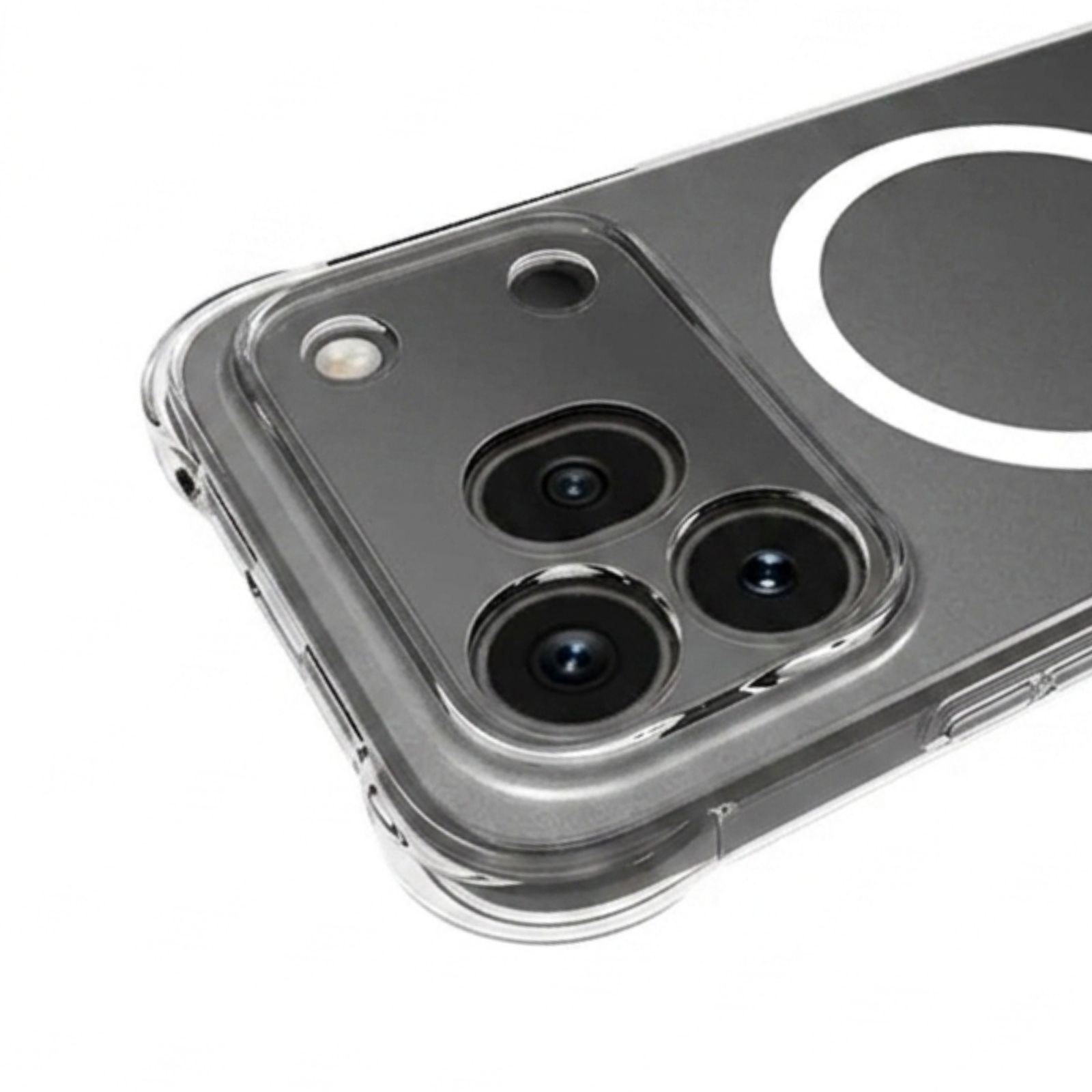 Funda transparente muestra parte trasera de teléfono con tres cámaras y un anillo.