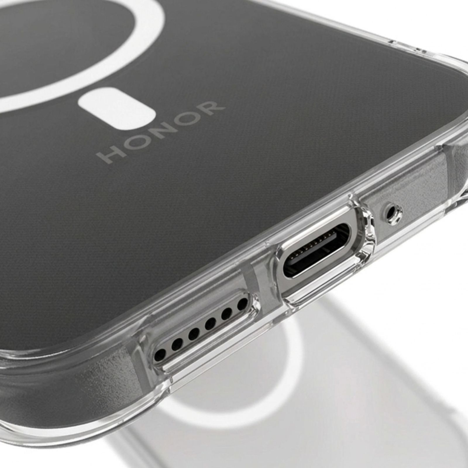 Primer plano de una funda de teléfono transparente con logo HONOR y puerto de carga.