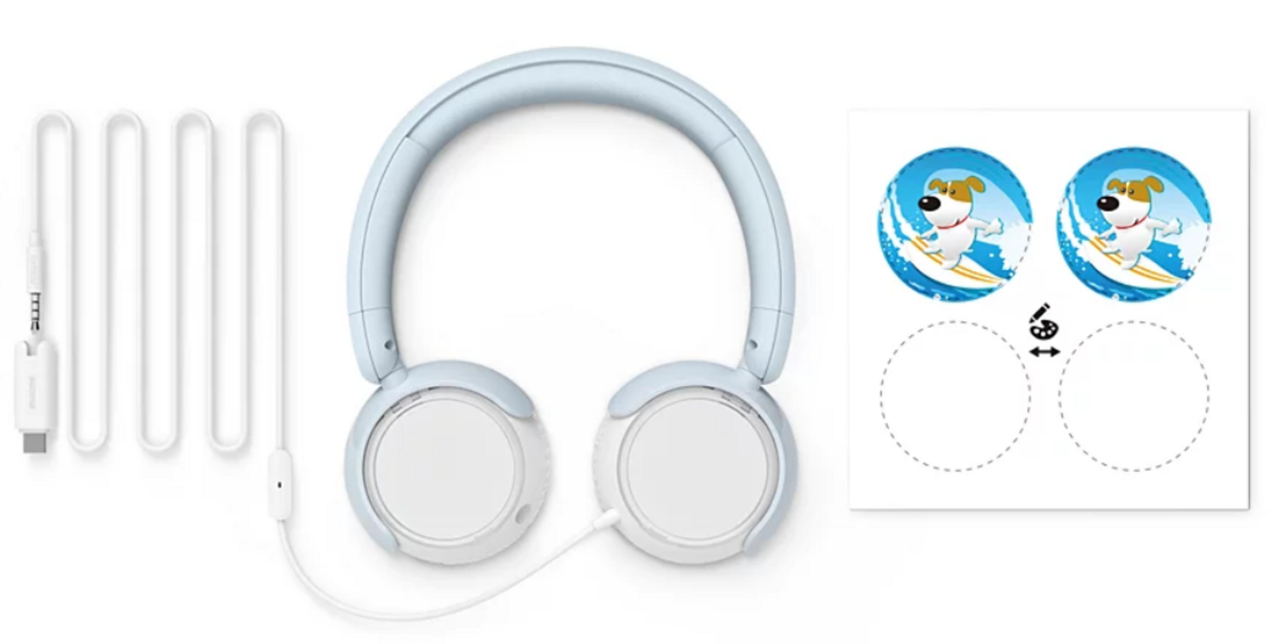 Auriculares azul claro con cable blanco y conector USB-C, junto a pegatinas de un perro surfista.