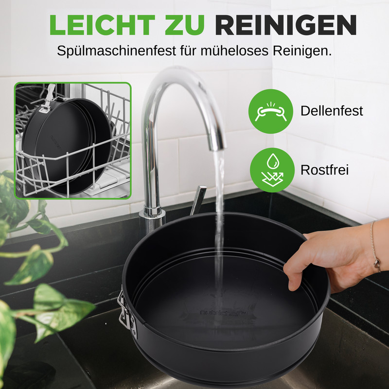 Eine runde schwarze Kuchenform wird unter fließendem Wasser in einer Spüle gespült. Eine andere Form ist im Geschirrspüler.