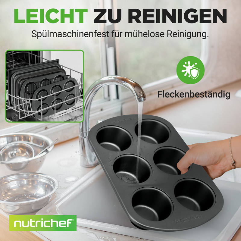 Backformen werden unter fließendem Wasser gespült, daneben eine Spülmaschine mit Backformen.