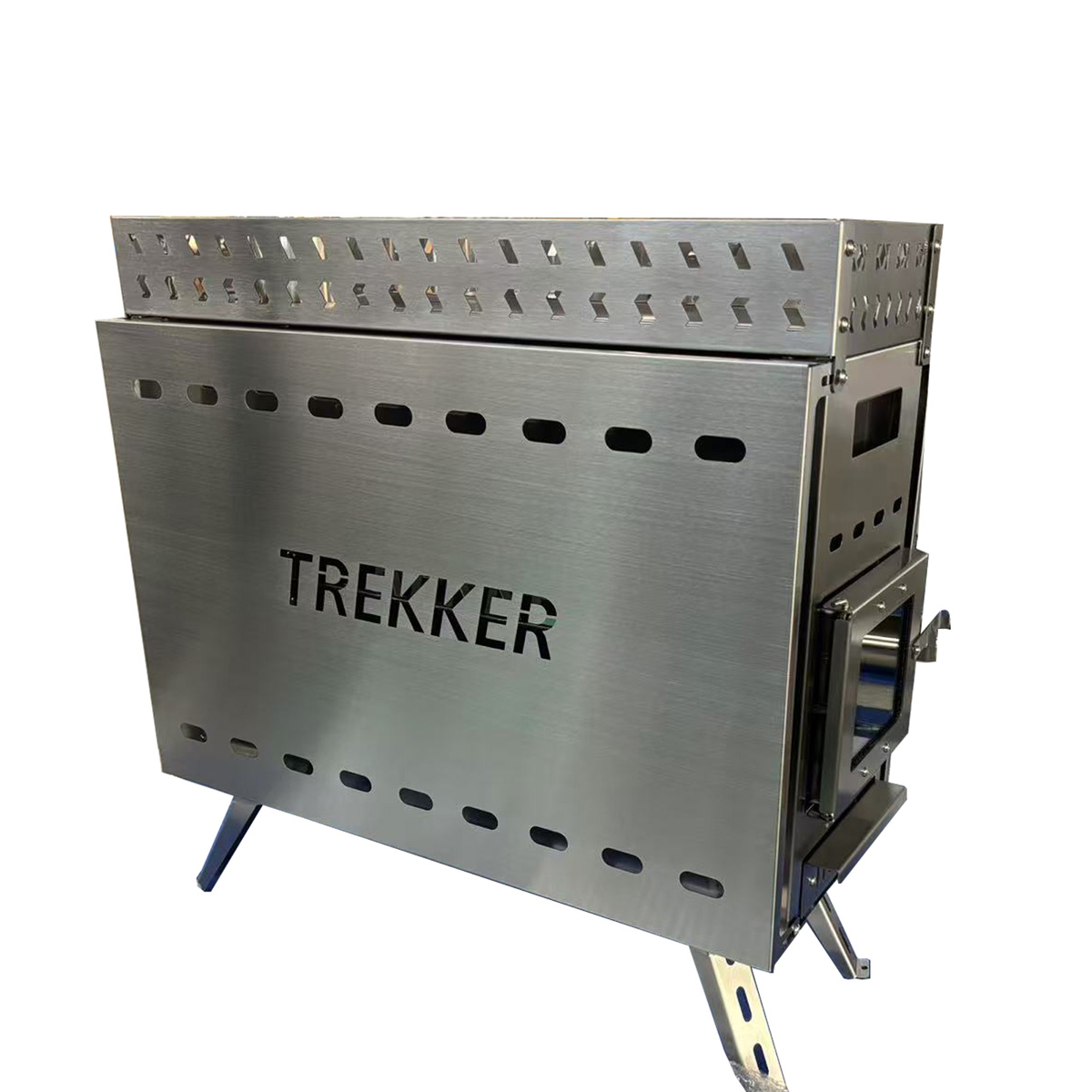 Ein silberner Metallofen mit Belüftungslöchern und der Aufschrift "TREKKER".