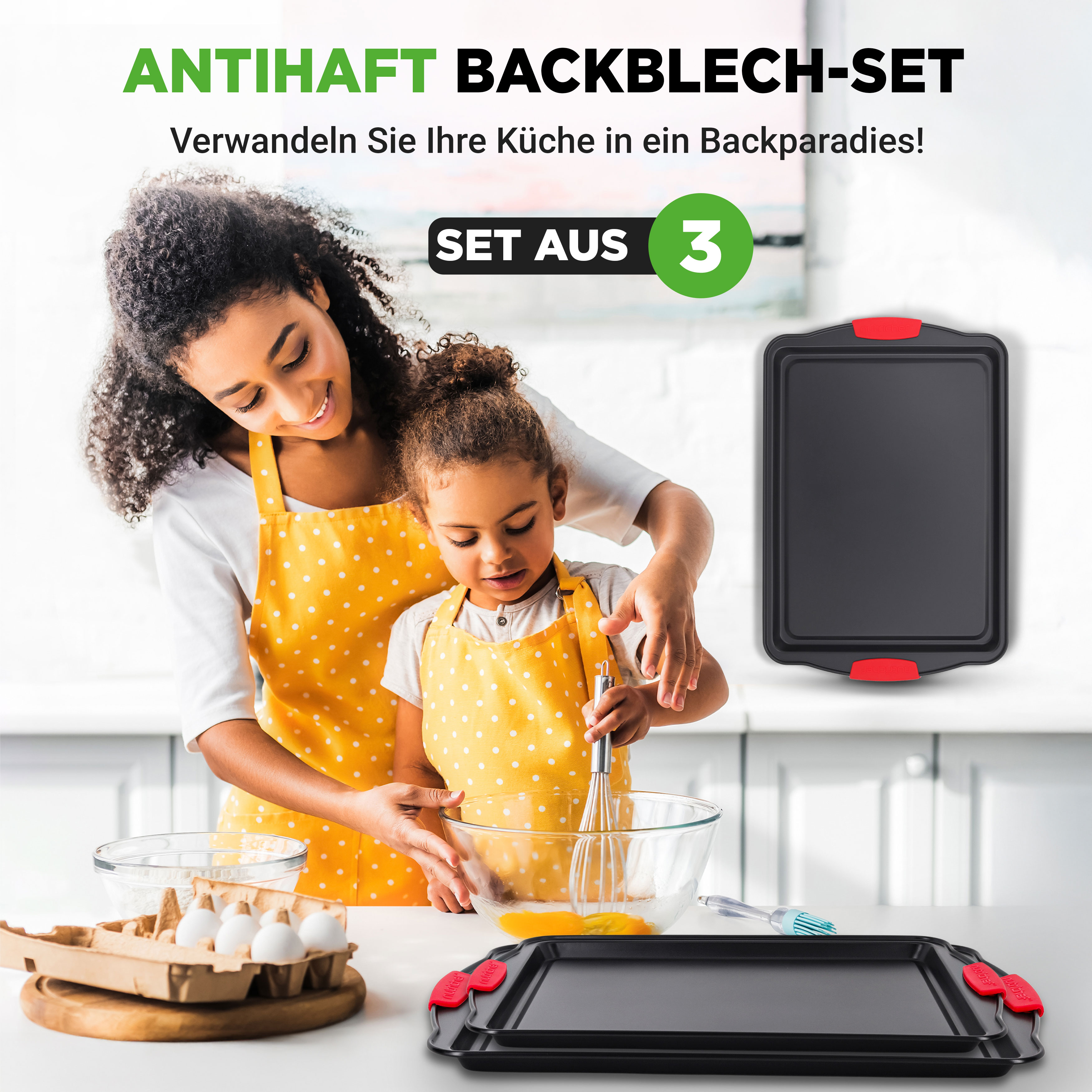 Mutter und Kind backen zusammen. Zwei Backbleche mit roten Griffen.