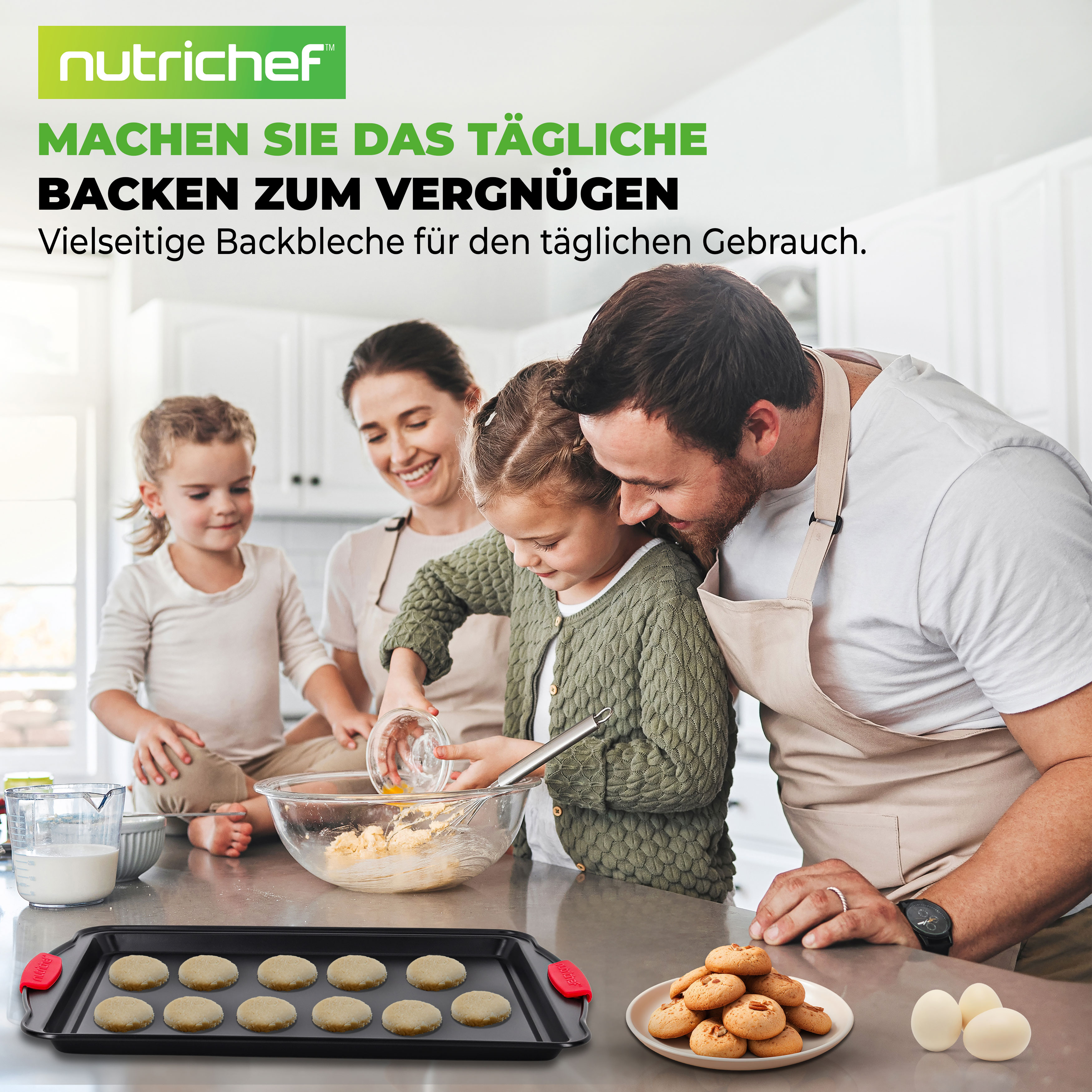Familie backt zusammen in der Küche. Kekse auf Blech, Eier und Zutaten.