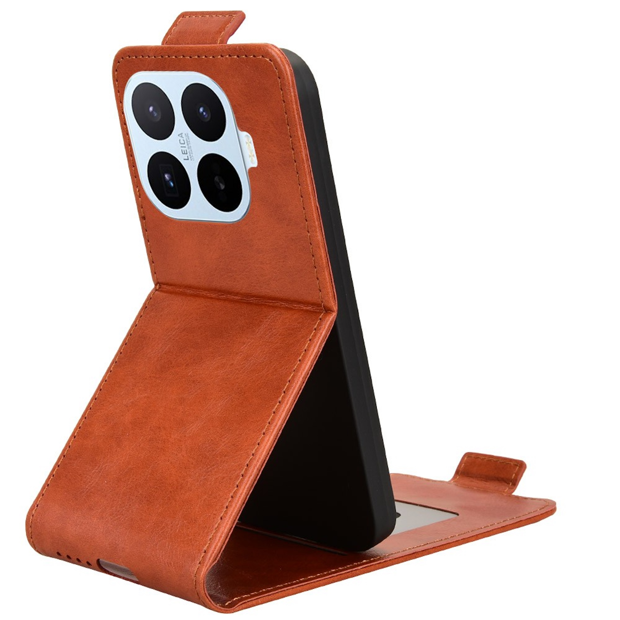 Funda de teléfono marrón con cámara cuádruple y logo Leica, sobre fondo blanco.