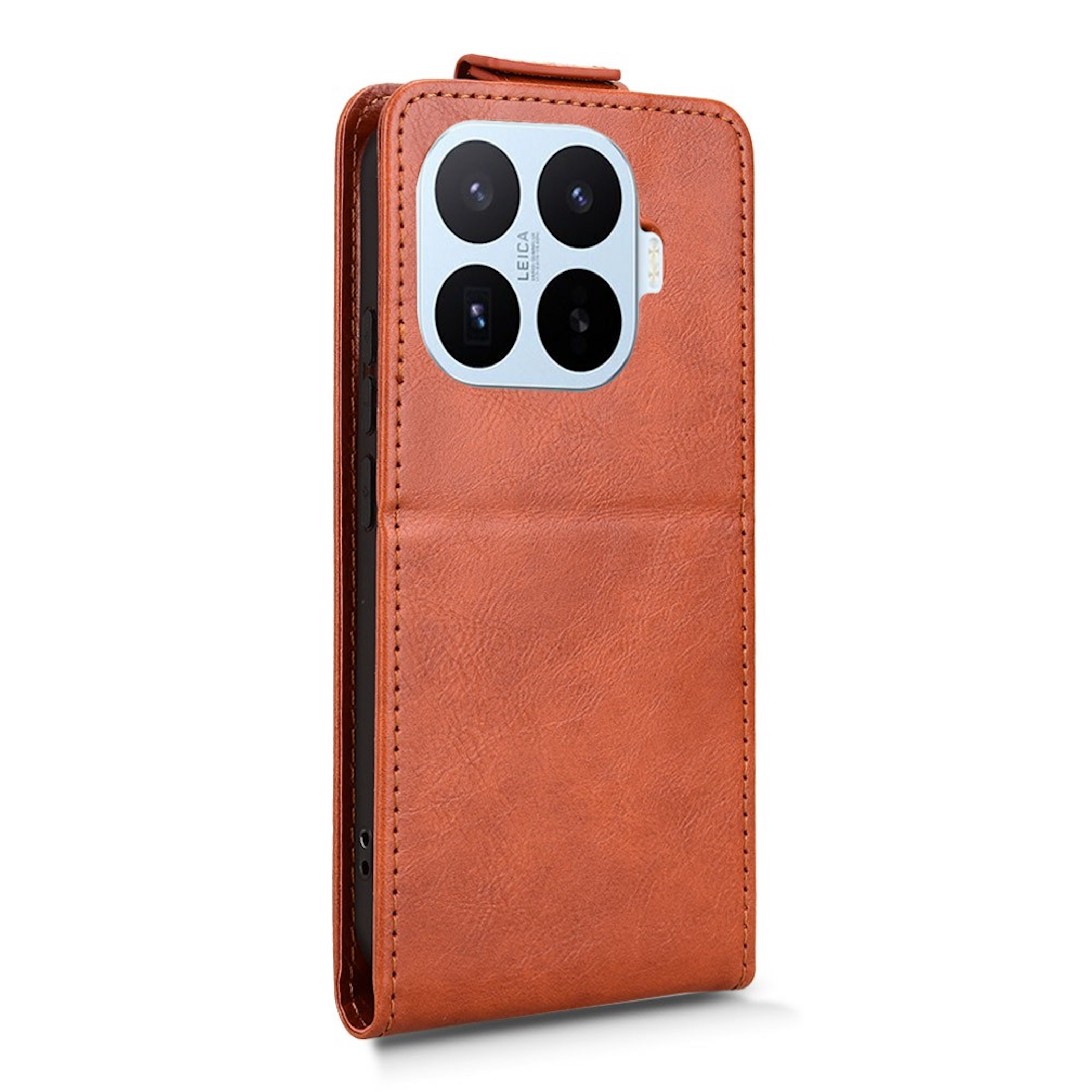 Una funda de teléfono de cuero marrón con cuatro lentes de cámara y marca Leica.