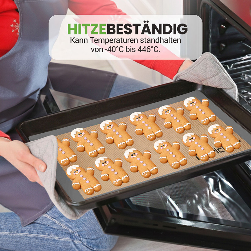 Lebkuchenmännchen auf einem Backblech, das in einen Ofen geschoben wird.