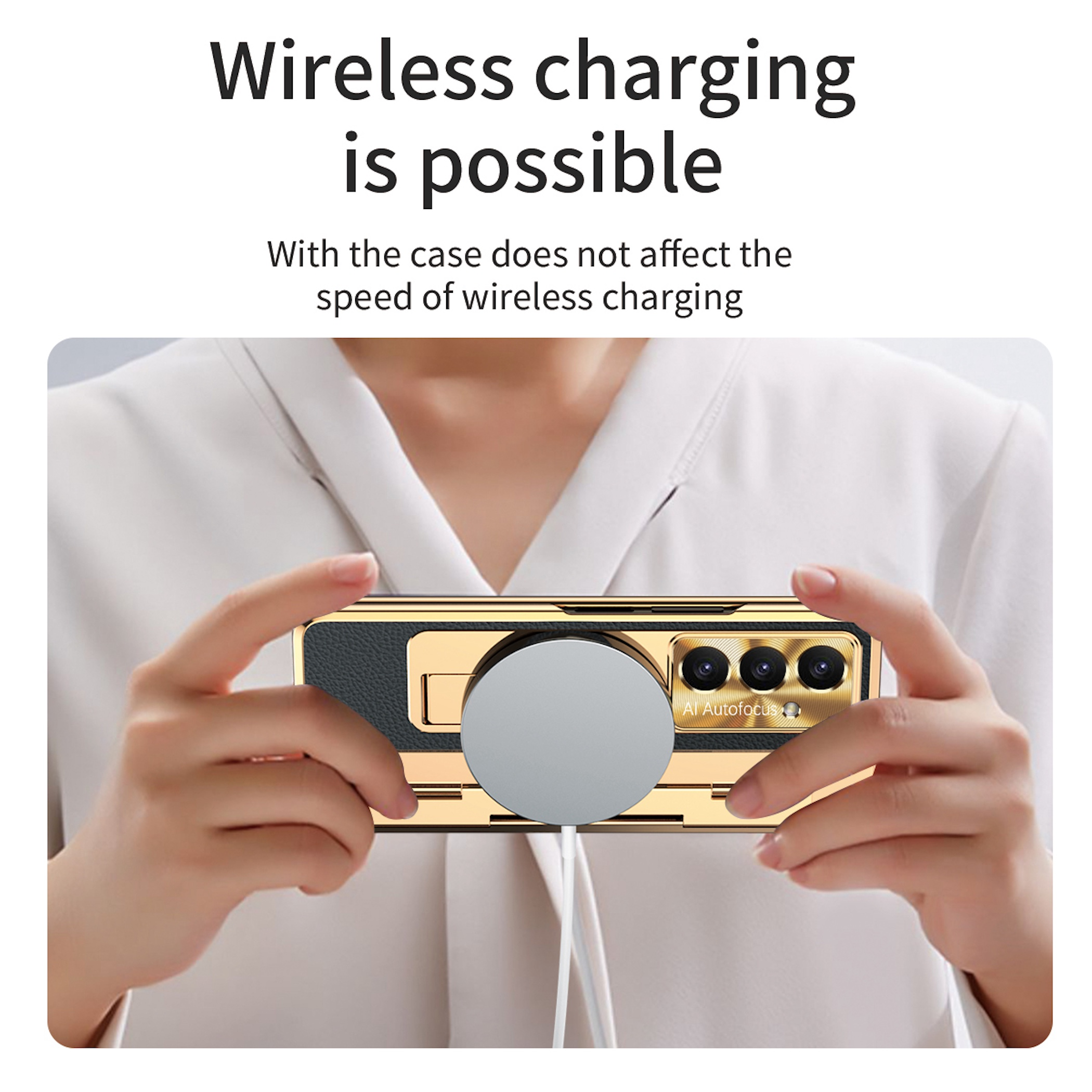 Una persona sostiene un teléfono con funda de carga y cable.