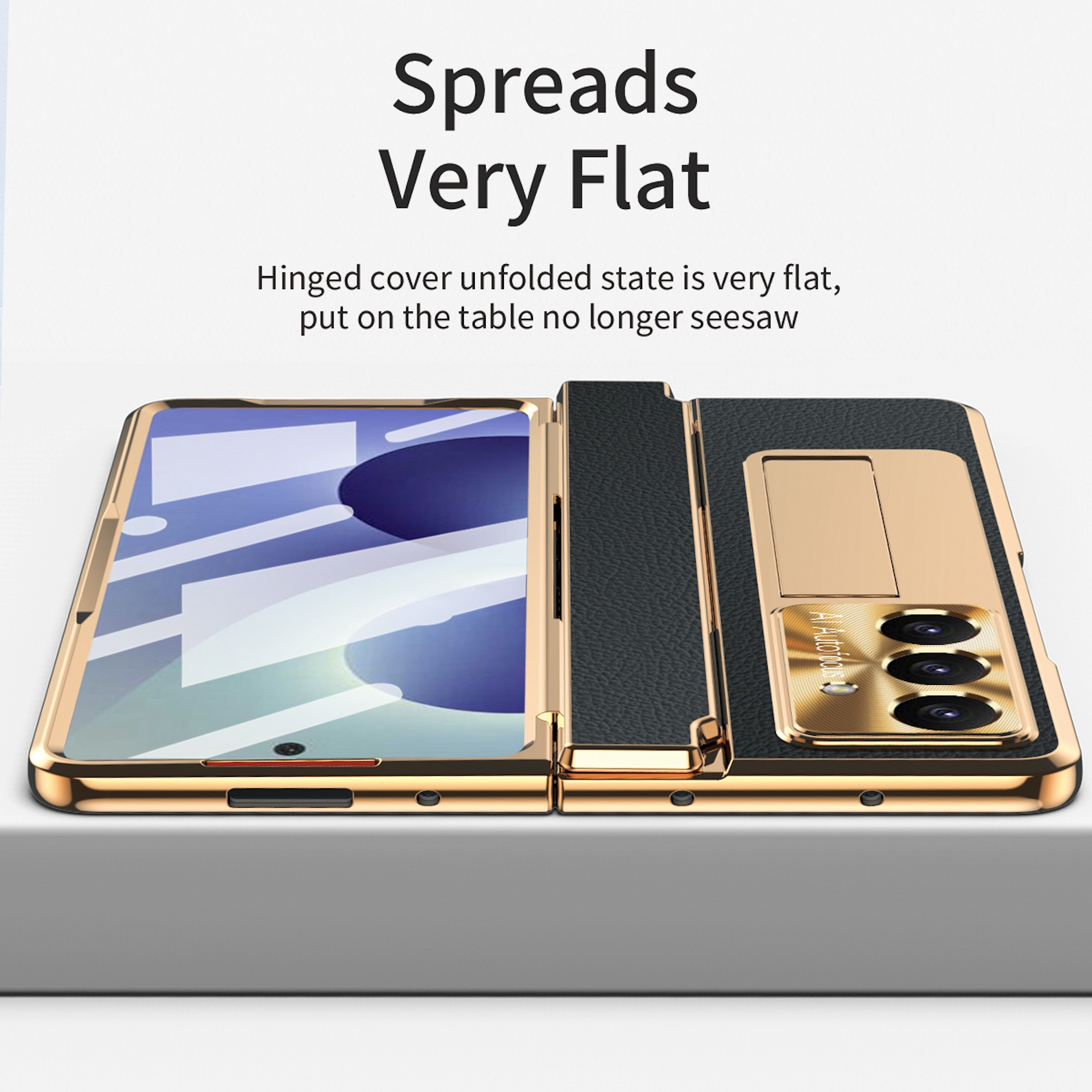 Una funda dorada y negra para teléfono yace plana con cámaras.