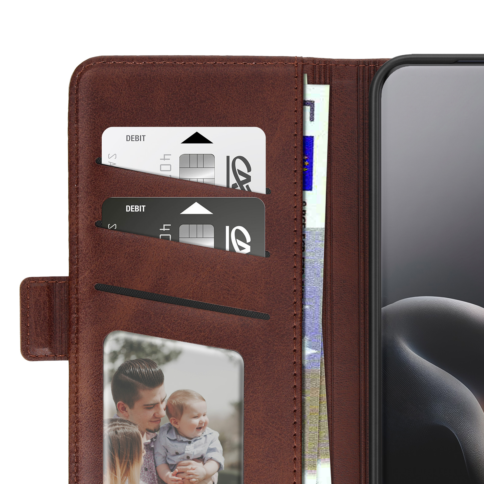 Braune Brieftasche mit Karten, Geld und einem Foto von einer Familie.
