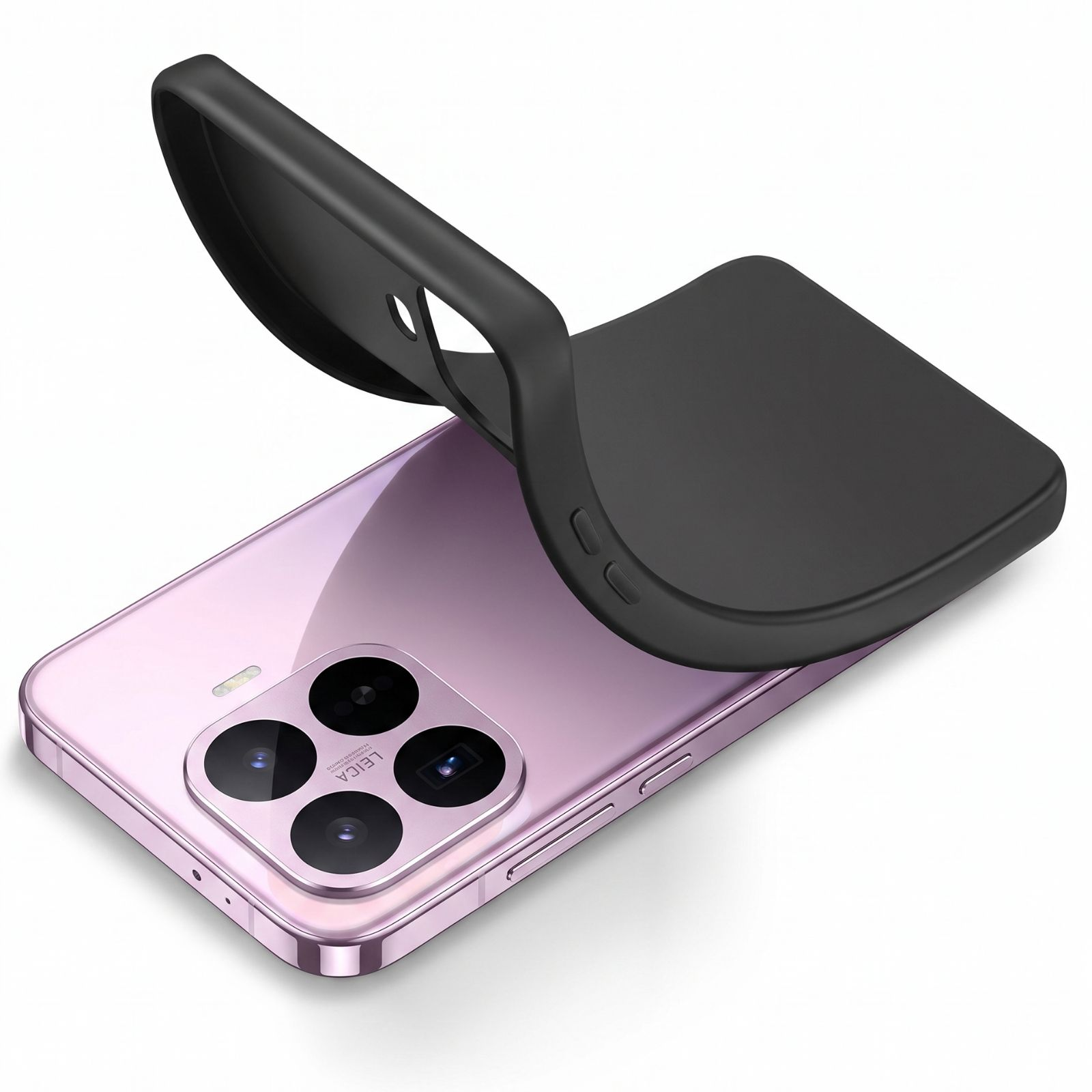Ein schwarzes Handycover wird über ein lilafarbenes Smartphone mit vier Kameras gelegt.