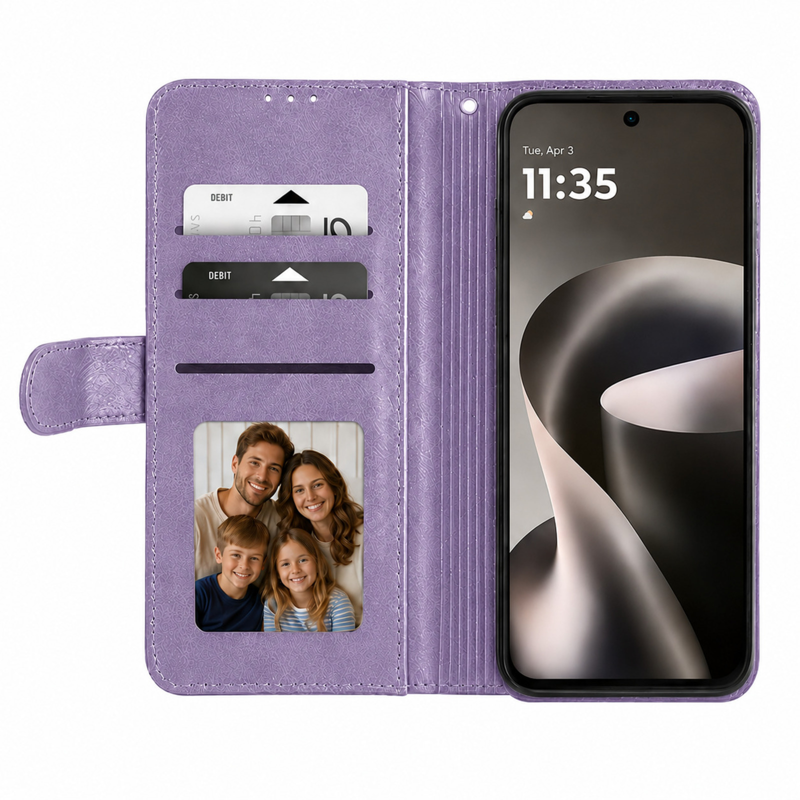 Funda morada para teléfono con foto familiar, tarjetas y teléfono mostrando hora.