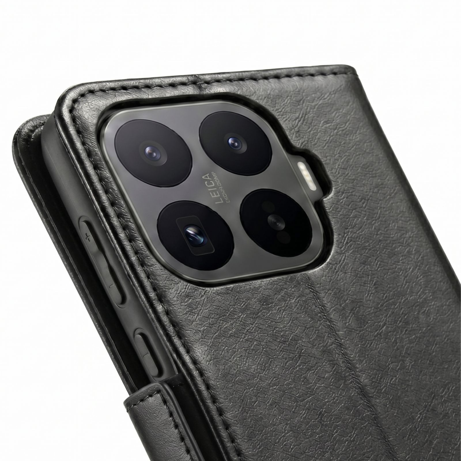 Ein schwarzes Leder-Flip-Etui für ein Smartphone mit dreifacher Kamera.