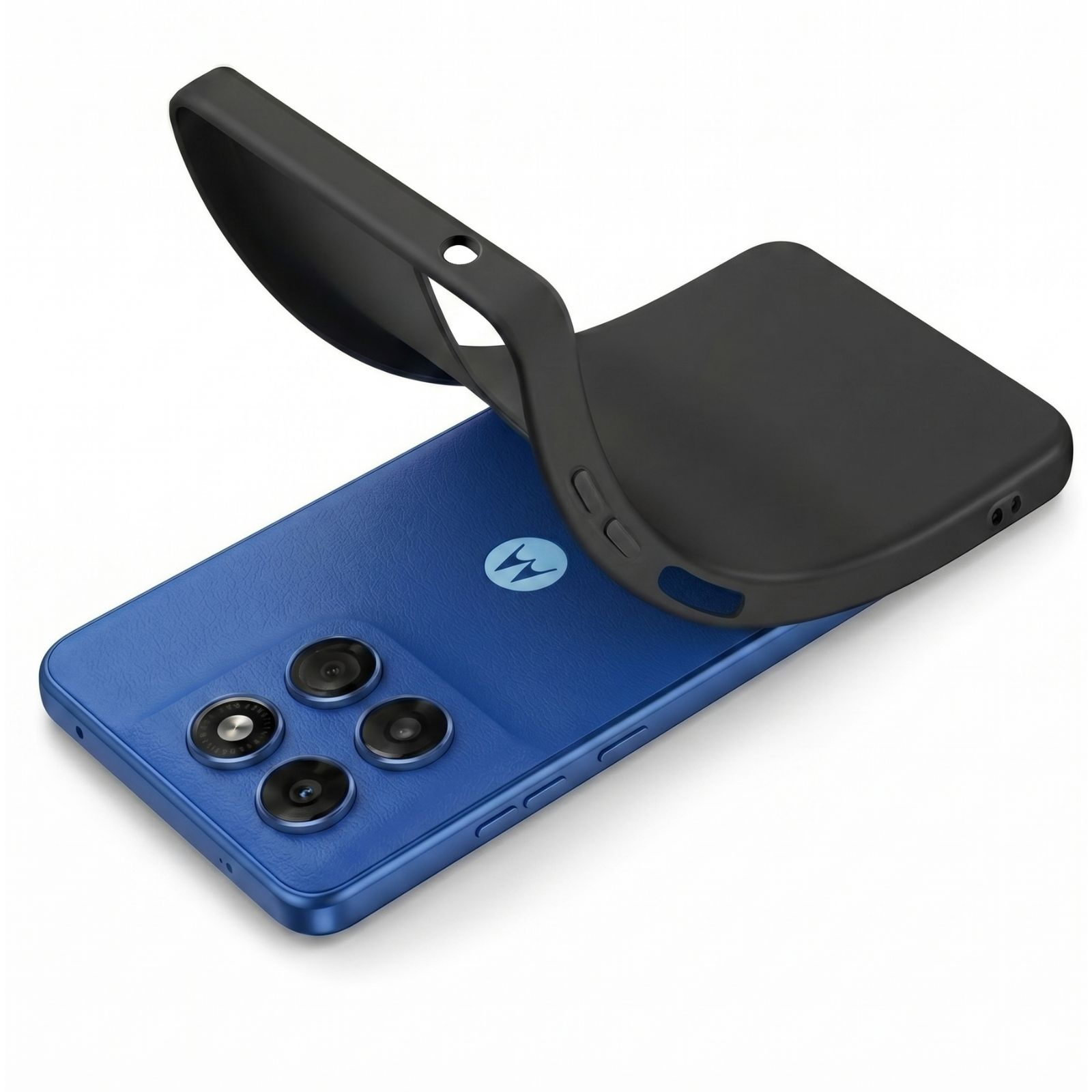 Ein schwarzes Handyhülle liegt über einem blauen Smartphone.