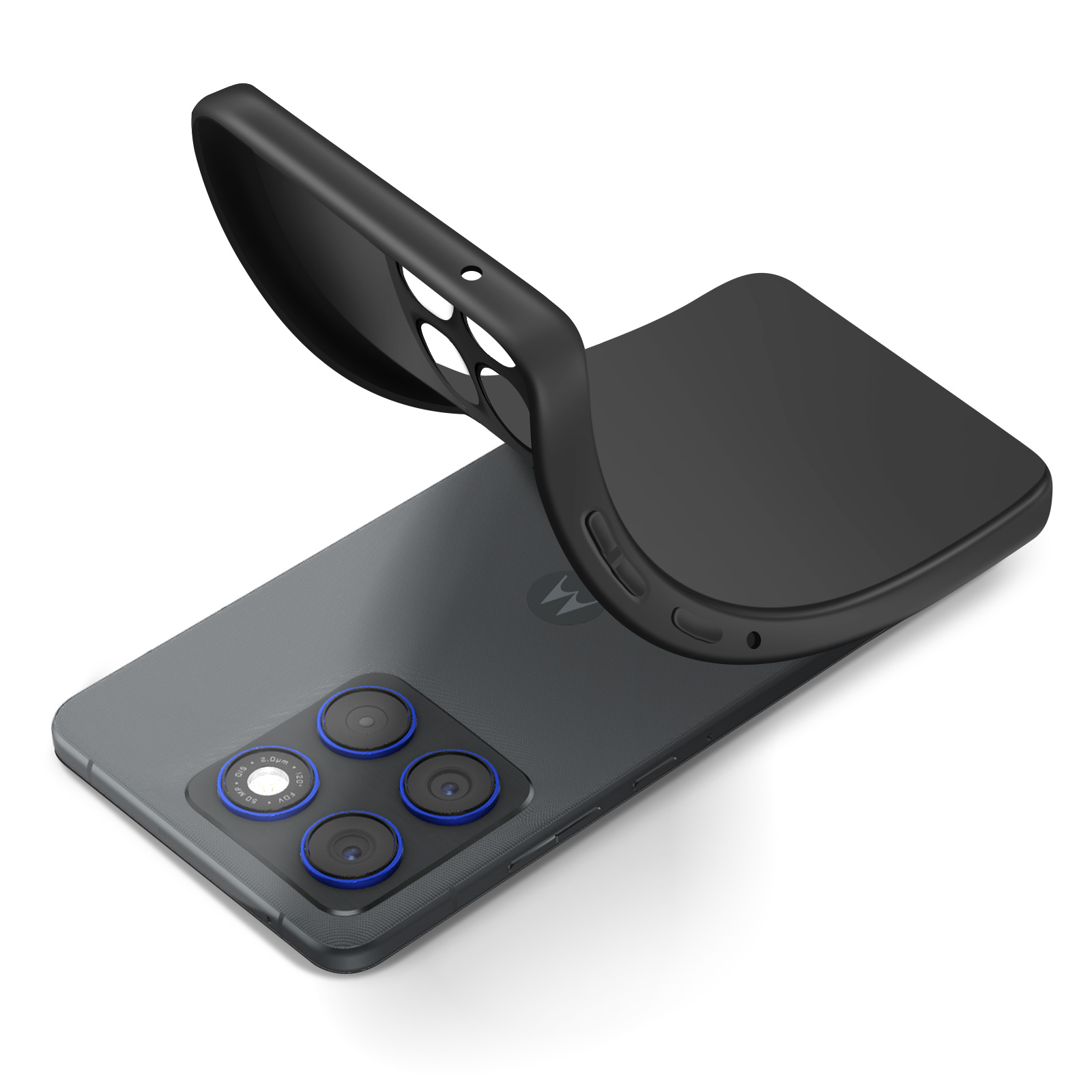 Schwarze Handyhülle wird über ein schwarzes Smartphone mit vier Kameras gelegt.