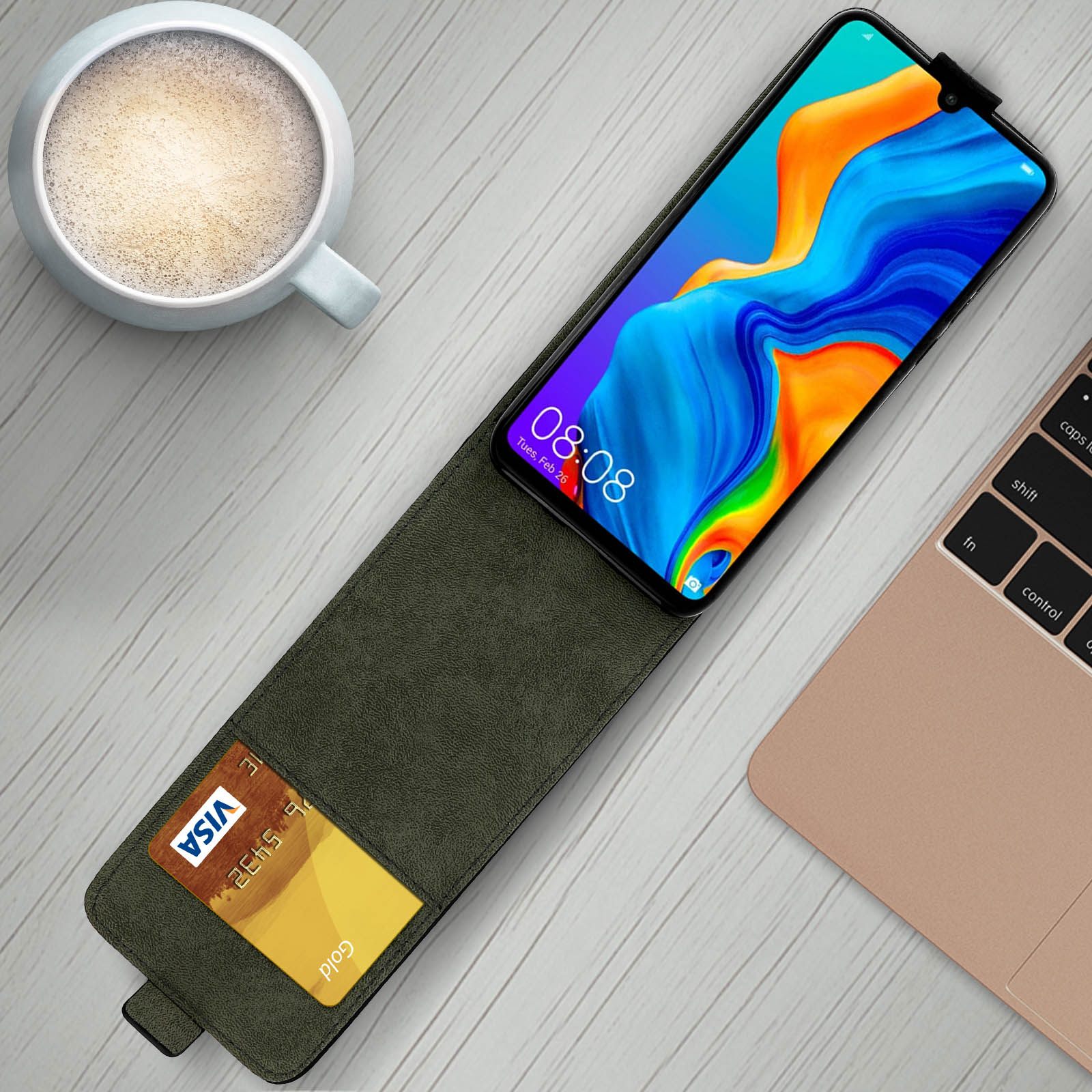 Un teléfono con pantalla colorida descansa sobre una funda verde. Una tarjeta de crédito está en la funda.