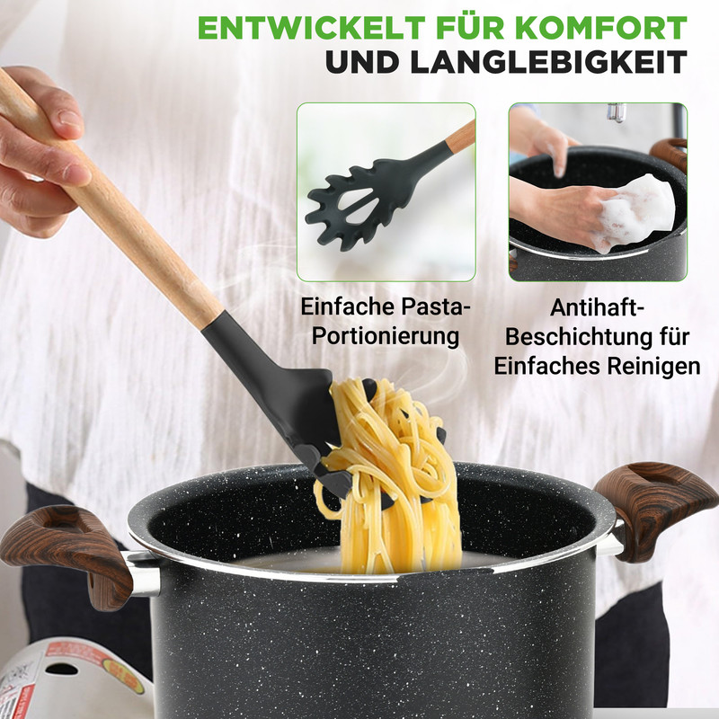 Kochutensilien mit Holzgriff, die Nudeln aus einem Topf heben.