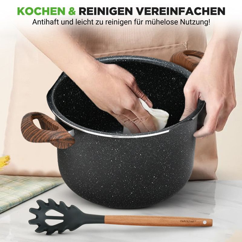 Hände wischen im Inneren eines gesprenkelten schwarzen Topfes mit Holzgriffen. Nudellöffel unten.