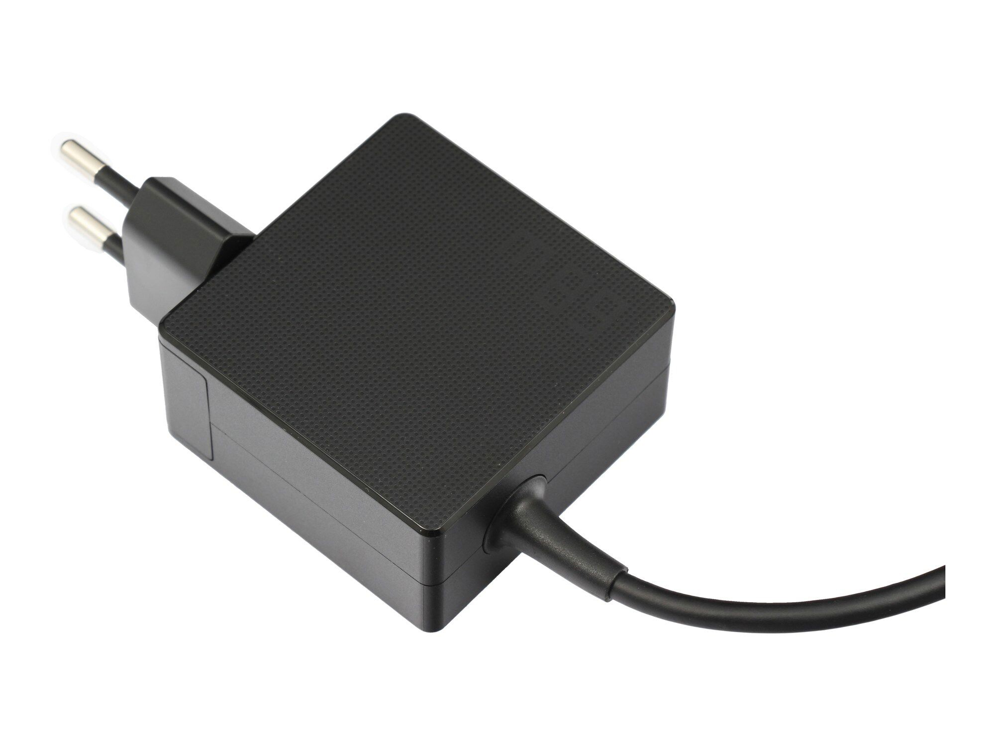 Schwarzer Netzadapter mit Eurostecker und Kabel auf weißem Hintergrund.